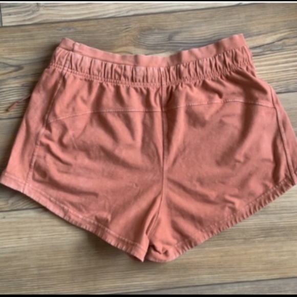 LULULEMON INNER GLOW WASHED CANYON ROCK SHORTS size 8 - Picture 6 of 9